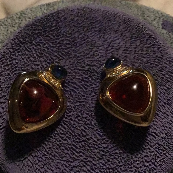 Unique Vintage Jewelry - Gripoix clip on goldtone earrings